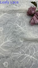 Tessuto ricamato in pizzo bianco e elegante tessuto ricamato in maglia di foglia per occasioni di nozze