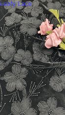 Tessuto ricamato con perline, tessuto di pizzo floreale in 3D, tessuto ricamato elegante e respirabile, tessuto di pizzo di pacco, tessuto per occasioni di lusso.