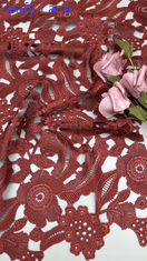 Stoffa di pizzo con ricamo a foglia, profonda, elegante, di colore rosso.