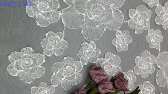Stile vintage ricamato tessuto di pizzo 3D fiorito pizzo di tulipano bianco per progetti di matrimonio sposa