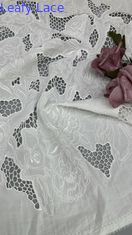 Tecnologia laser per abiti da sposa con tessuto di pizzo ricamato bianco.