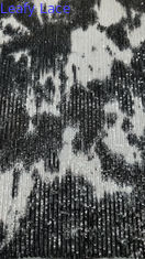 Tissu ricamato in bianco e nero per la festa delle signore