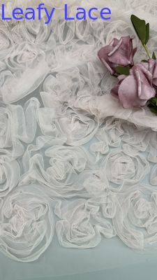 Tessuto di pizzo plissettato floreale bianco per abiti da sera, rete di base con ricami intricati, abiti da sposa