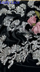 Tessuto in tulle nero floccato con foglie, pizzo, paillettes e dettagli argentati per abiti formali importanti