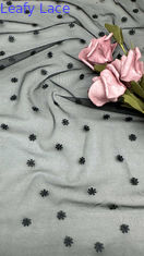 Pizzo in rete floccata con ricami, eleganza trasparente con design sottile