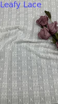 Tessuto ricamato in pizzo bianco a foglia grande colore barocco a strisce e abito romantico