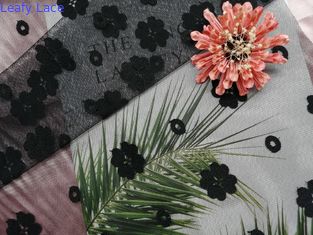 Le donne libere riciclate dell'azo vestono il tessuto ricamato verde del pizzo