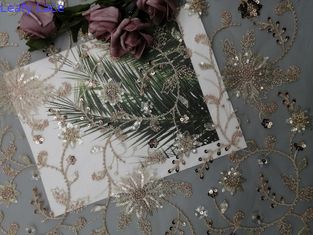 Il partito floreale rosa dello zecchino ha bordato il tessuto del ricamo per il vestito da sposa
