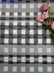 Il ricamo del modello del plaid barrato merletta il tessuto a quadretti della stampa