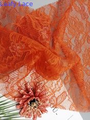 Il tessuto francese delicato di nylon arancio del pizzo di Chantilly per le donne si veste