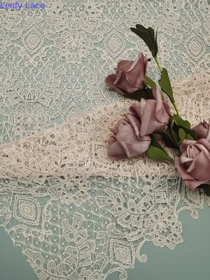 Poliestere pieno 125cm del pizzo ricamato rosa del peso leggero chimico del tessuto ampio