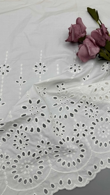 Bianco 100% di cotone laser fuori fiore ricamato tessuto di cotone dal cortile per abito donna di moda