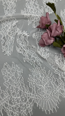 Primavera ed estate stagione 100% Nylon francese Chantilly filo pizzo con disegno floreale morbido mano-feel colore bianco per abito di moda
