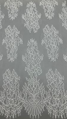 Primavera ed estate stagione 100% Nylon francese Chantilly filo pizzo con disegno floreale morbido mano-feel colore bianco per abito di moda