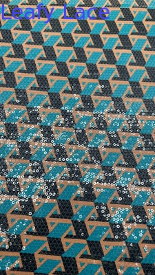 Vibrante ricamo stampato con disegni geometrici