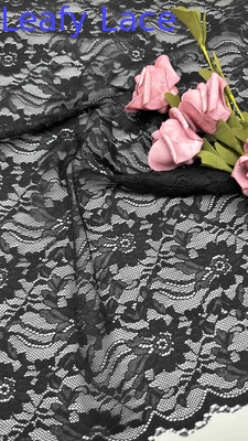 Stoffa di pizzo a tutta larghezza in nero, con eleganti motivi floreali e bordi a cerniera per abiti da donna di moda.