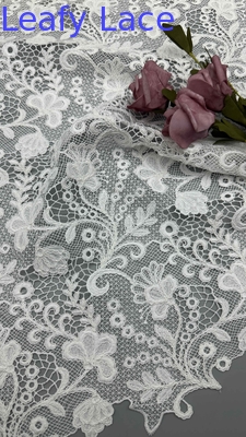 Tessuto ricamo chimico a larghezza completa con disegni floreali bianchi Tessuti a corda per abbigliamento femminile di moda