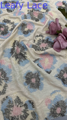 Tessuto ricamato a tutta larghezza con disegni floreali colorati con perline sul 100% di tessuto a terra di rayon per abiti da sera di moda