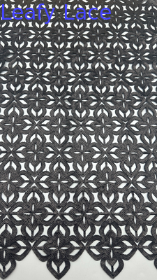 Tissu in metallo con ricamo per abiti da sposa.