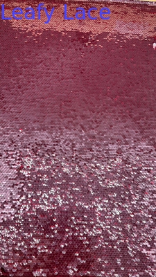 Stoffa ricamata di pacco rosso a foglia per abiti di festa