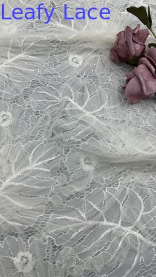 Tessuto ricamato in pizzo bianco e elegante tessuto ricamato in maglia di foglia per occasioni di nozze