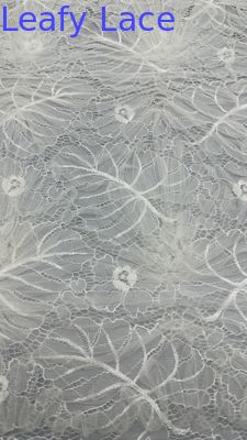 Tessuto ricamato in pizzo bianco e elegante tessuto ricamato in maglia di foglia per occasioni di nozze