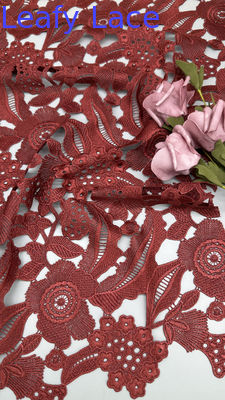 Stoffa di pizzo con ricamo a foglia, profonda, elegante, di colore rosso.