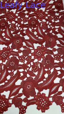 Stoffa di pizzo con ricamo a foglia, profonda, elegante, di colore rosso.
