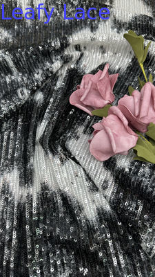 Tissu ricamato in bianco e nero per la festa delle signore