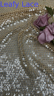Tessuto con paillettes scintillanti ricamate a scacchi per la nuova collezione di abiti da sera