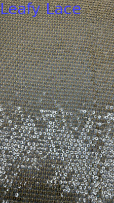 Tessuto con paillettes scintillanti ricamate a scacchi per la nuova collezione di abiti da sera