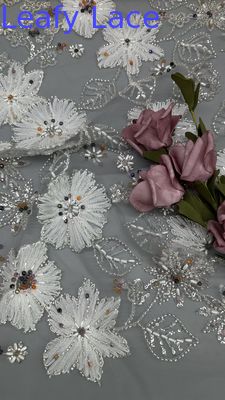 Tessuto con paillettes ricamate su rete a foglie con perline floreali per occasioni della cultura orientale