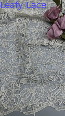 Tessuto in pizzo Chantilly francese 100% poliestere per abiti, vestiti, abiti da sposa bianchi traforati
