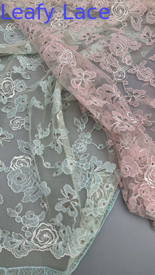 Pizzo francese ricamato a foglie con delicati fili su morbido mesh per abiti da sera di ispirazione sartoriale