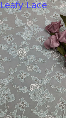 Pizzo francese ricamato a foglie con delicati fili su morbido mesh per abiti da sera di ispirazione sartoriale