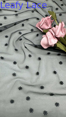 Pizzo in rete floccata con ricami, eleganza trasparente con design sottile
