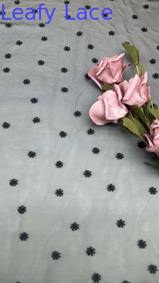 Pizzo in rete floccata con ricami, eleganza trasparente con design sottile