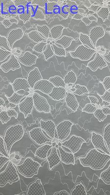 Tessuto ricamato in pizzo bianco con motivi floreali su base a rete per abiti da sposa