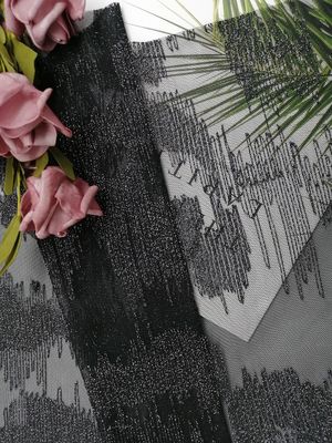 Linea geometrica metallica nera tessuto ricamato d'argento di Lurex del pizzo
