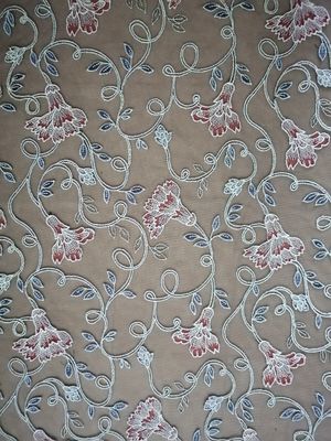 La femmina veste il tessuto ricamato floreale del pizzo per signora Garment