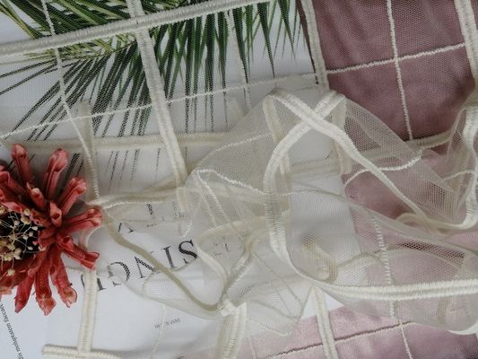Materiale bianco ricamato geometrico del pizzo del tessuto del pizzo per i vestiti
