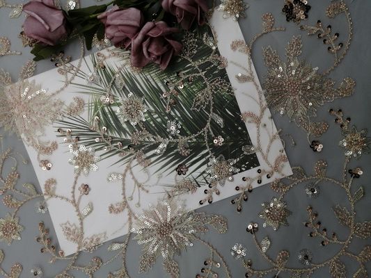 Il partito floreale rosa dello zecchino ha bordato il tessuto del ricamo per il vestito da sposa