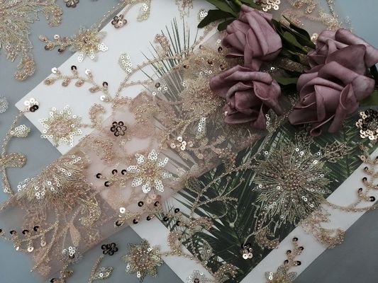 Il partito floreale rosa dello zecchino ha bordato il tessuto del ricamo per il vestito da sposa