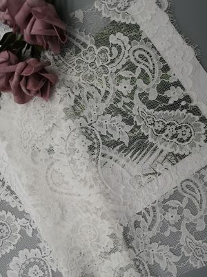 Tessuto nuziale bianco francese leggero del pizzo di Chantilly Paisley