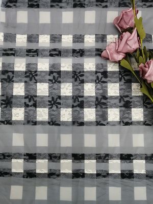 Il ricamo del modello del plaid barrato merletta il tessuto a quadretti della stampa