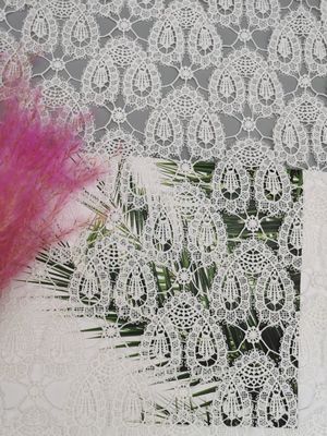 Pizzo chimico del vestito da sposa dal tessuto del pizzo all'uncinetto del ricamo del modello del cuore