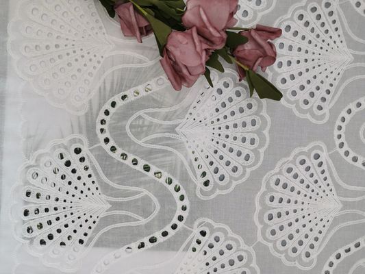Cotone nuziale bianco 100% di Shell Pattern Embroidered Eyelet Fabric del pizzo