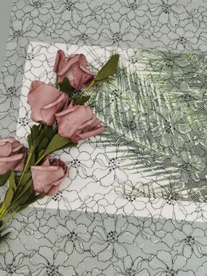 142CM da ogni parte del ricamo d'argento di contrasto del poliestere della disposizione floreale svizzera del pizzo