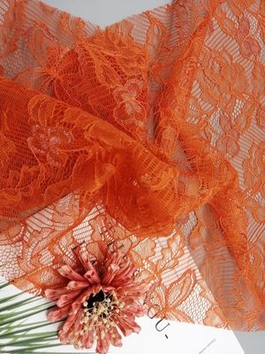 Il tessuto francese delicato di nylon arancio del pizzo di Chantilly per le donne si veste