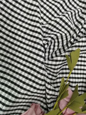 Filo di ordito nero bianco che tricotta la maglia pesante di allungamento del tessuto a quadretti del pizzo